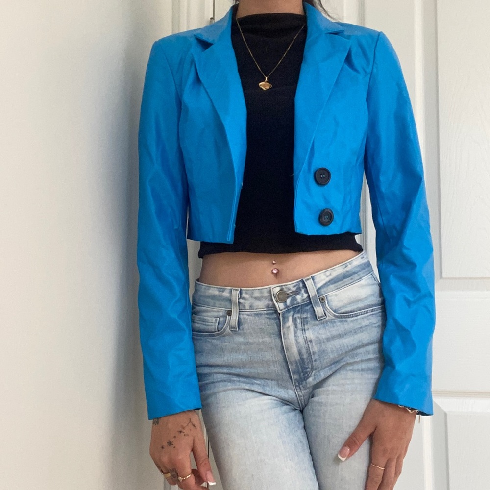 BLUE FAUX LEATHER CROPPED BLAZER